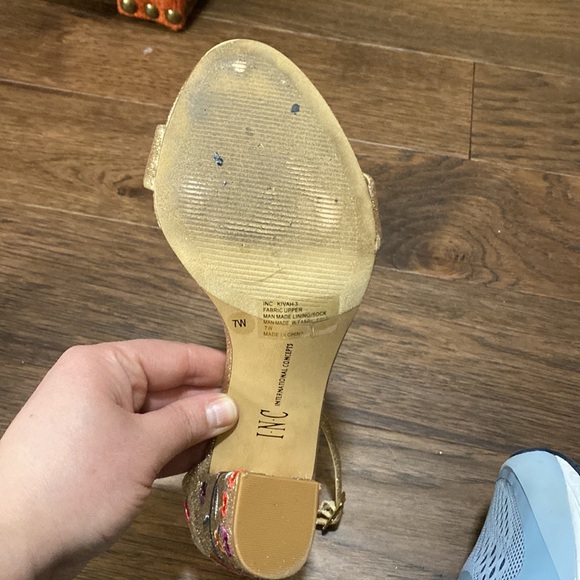 Size 7W internally concepts gold glitter high heels with floral embroide… - Picture 5 of 6